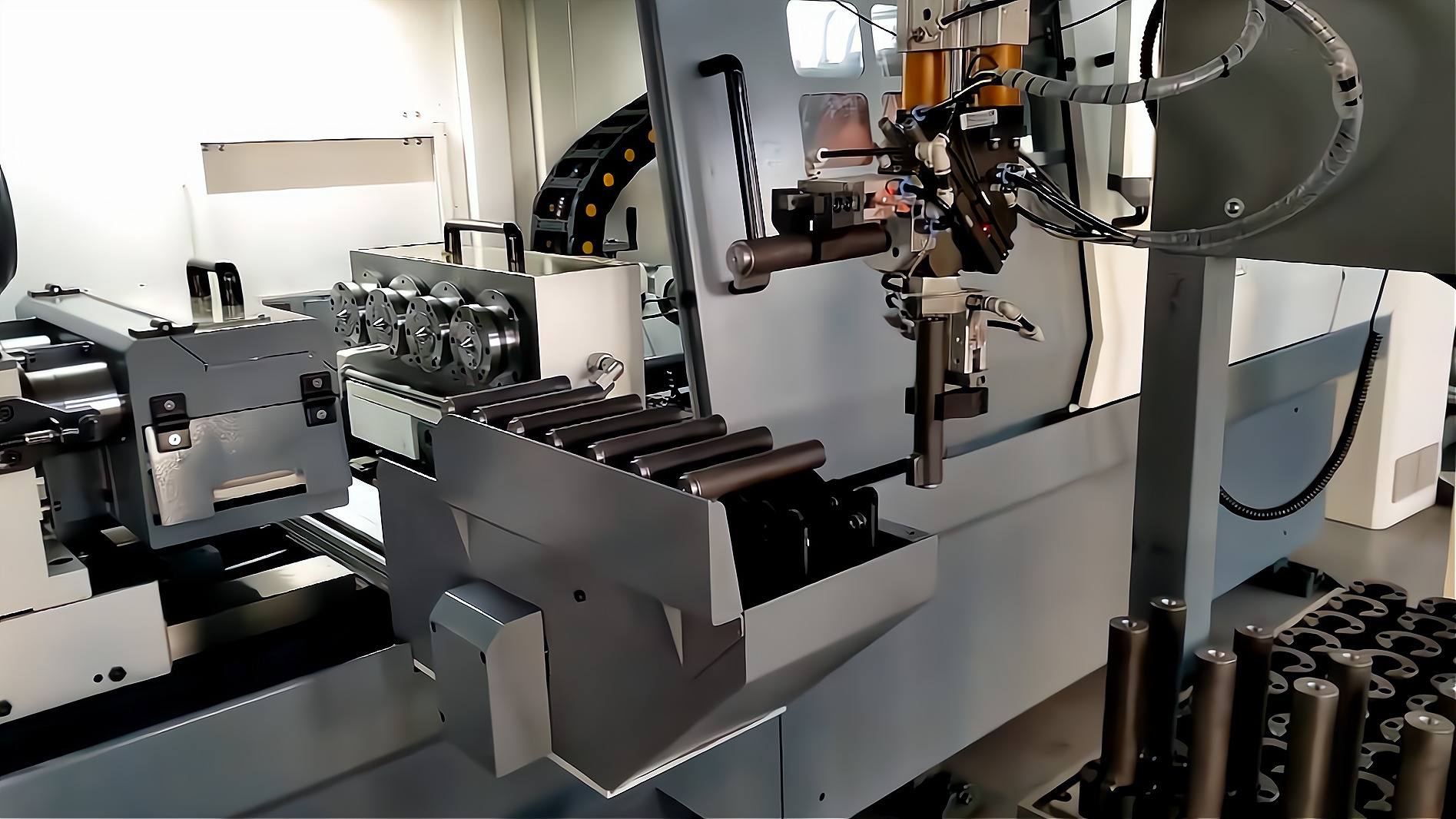ZK2115×4B/500A 深孔鉆床配置桁架機(jī)械手，加工手槍槍管單機(jī)自動化