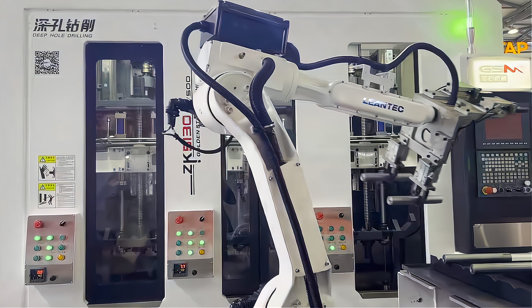 ZK5120×6/500 倒立六軸深孔鉆床配置六軸機(jī)器人，加工新能源電機(jī)軸單機(jī)自動化